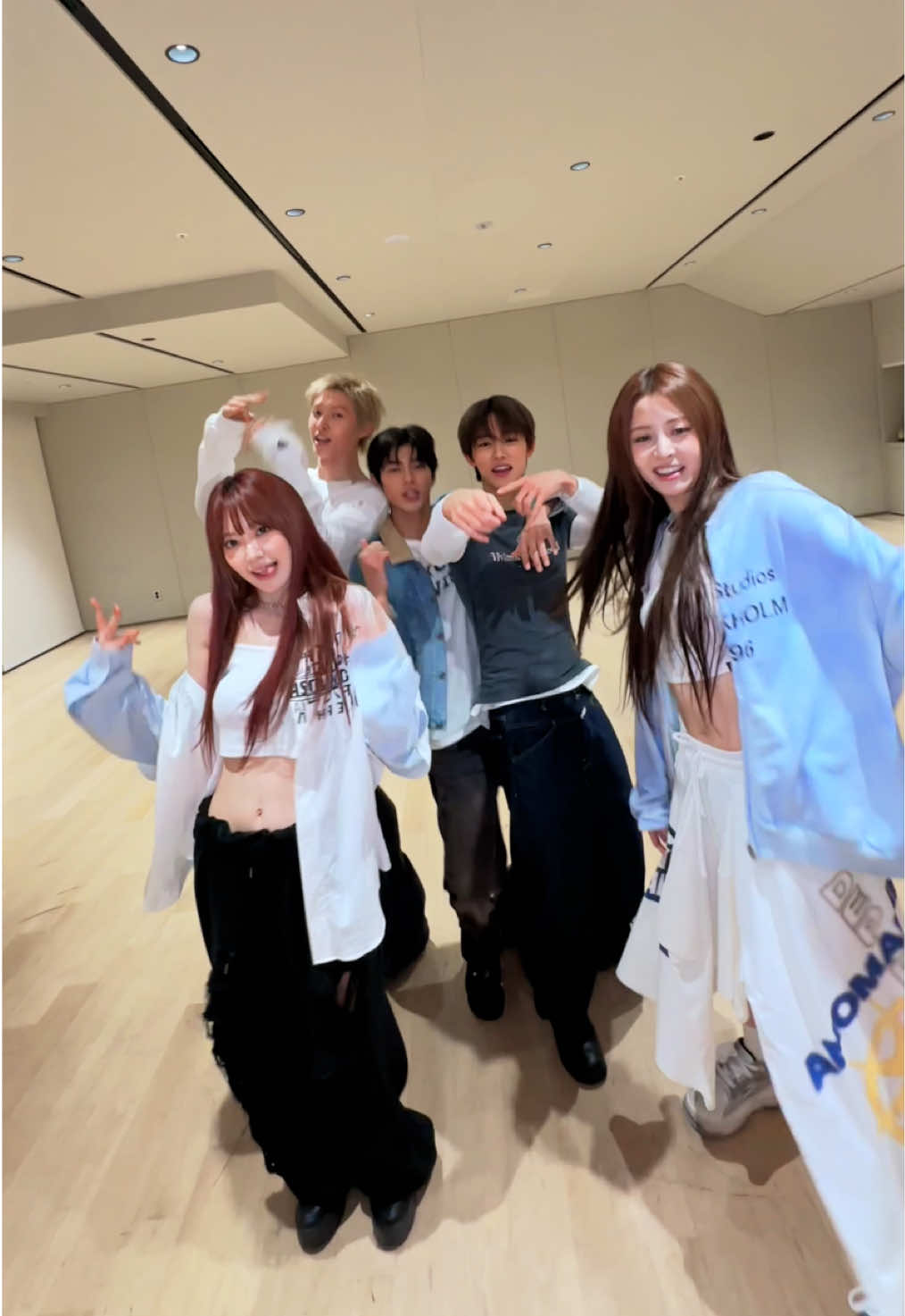#SAKURA 선배님, #HUHYUNJIN 선배님과 핌츄원 ⁉️ #LE_SSERAFIM @LE SSERAFIM  #CORTIS  #CORTIS_WhatYouWant 
