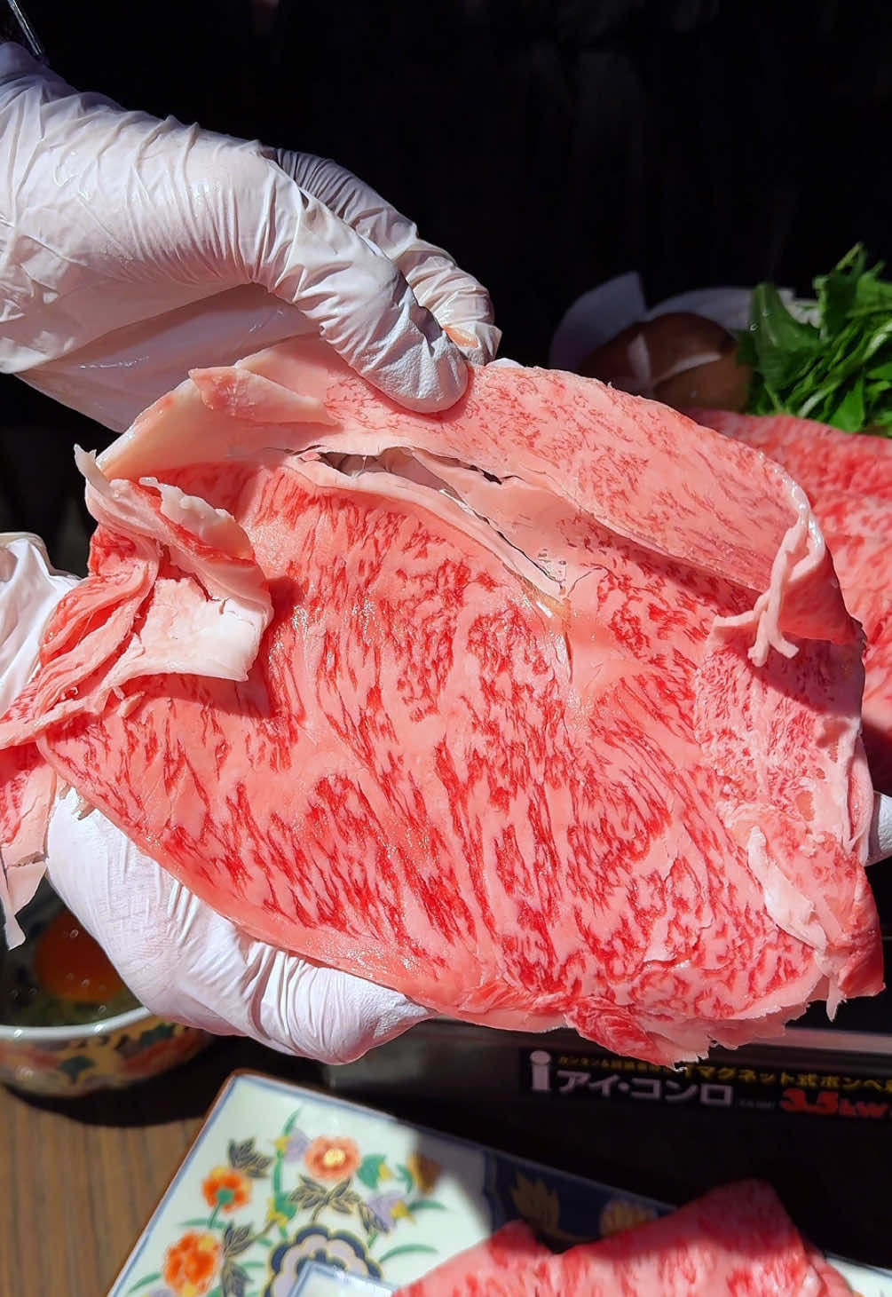 厳選した国産和牛を使用した贅沢すき焼き紹介します🍚 【WAGYU SUKIYAKI 龍 上野】 ◎A5和牛すき焼きセット300g 7,800円 厳選した熊本県産『天草黒牛』を使用した贅沢すき焼き！ 素晴らしいほどのサシが入ったお肉は赤身の旨みが強くて口の中でトロけます。 ここまでサシが入ってるのに脂のくどさを一切感じないのがすごい🤤 ご飯と生卵が食べ放題で〆にトリュフをかけたTKGも最高に美味しかったです！ ごちそうさまでした！！！ ——————————————————— 📍東京都台東区上野公園1-57 西郷会館 UENO3153 B2F-A    🚃上野駅徒歩1分 ⏰16:00-0:00（12:00-0:00） 💤なし ——————————————————— #東京グルメ #japanesefood #tiktokfood 
