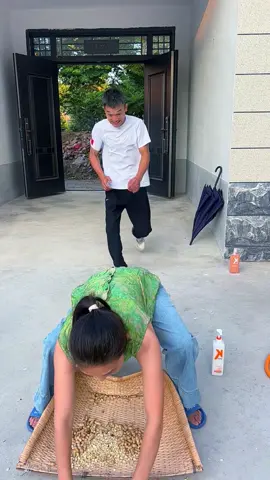 The solar showerhead broke, and my husband came up with this solution...🤣😂😂#creativestyling #streettestpassersbyreaction #funnyvideos😂 #comedycouple #comedia #comedyvideo #mrpippibear #cutebaby #humancubs #healingsmile #socute #pippibear