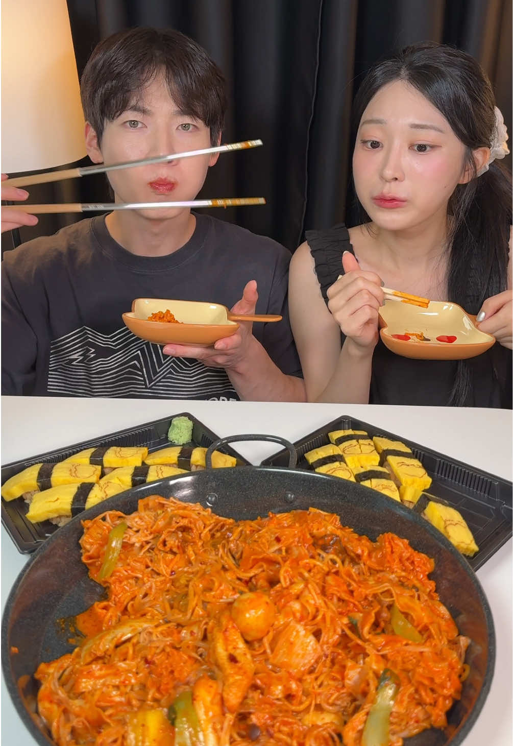(랜덤젓가락) 로제마라샹궈 계란초밥💗💗 엄청 긴 젓가락 vs 엄총 짧운 젓가락 먹방💗 #koreandrama #eatingshow #tiktok #마라샹궈 #먹방asmr 