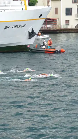 Boğaz’ın kalbinde, kulaçlar akıntıya karşı atılıyor. 🌊 Her yüzücü kendi yolculuğunun içinde, ama aynı heyecanın parçası. 🏊‍♂️💙 In the heart of the Bosphorus, every stroke battles the current. 🌊 Each swimmer on their own journey, yet part of the same thrill. 🏊‍♂️💙      #2kıta1yarış #2kita1yaris #boğaziçiyarışı #bosphorusrace #2continents1race