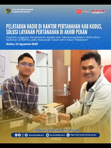 Kudus – Dalam upaya meningkatkan kualitas, jangkauan, dan kemudahan akses terhadap layanan pertanahan, Kantor Pertanahan Kabupaten Kudus kembali menghadirkan program unggulan Kementerian Agraria dan Tata Ruang/Badan Pertanahan Nasional (ATR/BPN), yaitu Pelayanan Tanah Akhir Pekan atau PELATARAN. Program ini diselenggarakan pada hari Sabtu, 23 Agustus 2025, di Kantor Pertanahan Kabupaten Kudus. PELATARAN menjadi solusi inovatif bagi masyarakat yang tidak memiliki cukup waktu untuk mengakses layanan pertanahan di hari kerja. Adapun jenis layanan yang disediakan meliputi: 1. Pengambilan sertipikat tanah 2. Layanan informasi pertanahan 3. Konsultasi layanan dan pertanyaan umum 4. Pelayanan administrasi lainnya Kepala Kantor Pertanahan Kabupaten Kudus, Heru Muljanto, A.Ptnh., M.H., menyampaikan bahwa kehadiran PELATARAN merupakan wujud komitmen nyata ATR/BPN dalam memberikan pelayanan publik yang adaptif terhadap kebutuhan masyarakat. “Kami menyadari tidak semua masyarakat dapat datang ke kantor di hari kerja. Oleh karena itu, melalui program PELATARAN ini, kami membuka ruang yang lebih inklusif agar masyarakat tetap bisa mengakses layanan dengan nyaman di akhir pekan,” ujar Kepala Kantor Program ini juga merupakan bagian dari transformasi layanan berbasis digital dan responsif yang digaungkan oleh Kementerian ATR/BPN, dengan tujuan mewujudkan birokrasi yang modern, profesional, dan berpihak pada masyarakat. Masyarakat yang datang mengapresiasi layanan akhir pekan ini karena membantu menghemat waktu tanpa harus meninggalkan pekerjaan utama. Dengan hadirnya program PELATARAN, diharapkan kepercayaan publik terhadap pelayanan pertanahan semakin meningkat, serta turut mendukung tercapainya tata kelola pertanahan yang transparan dan efektif. #KementerianATRBPN #MelayaniProfesionalTerpercaya #MajuDanModern #MenujuPelayananKelasDunia #SetiapKitaAdalahHumas #SetiapKitaAdalahAmbassador #KantahKabKudus #Bersamakitapastibisa #KudusBangkit