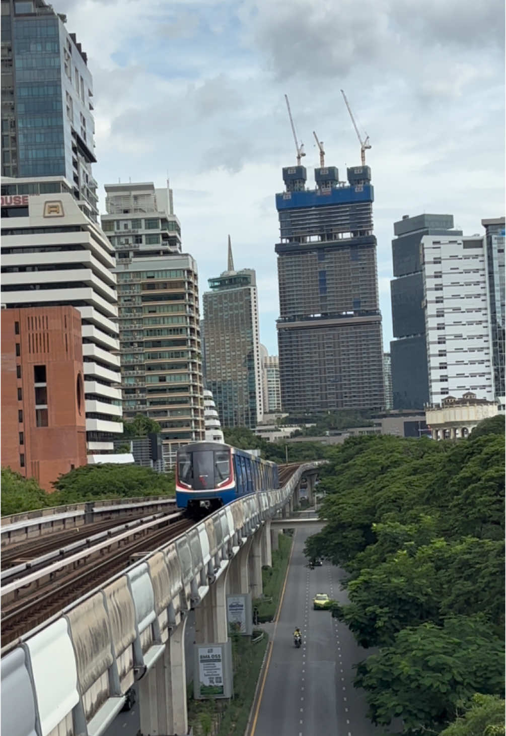 Bangkok skytrain #bangkoktrain #bangkokbts #bangkokskytrain #btsskytrain #thailandtrain #thailand #bangkok #bkk #รถไฟฟ้า #กรุงเทพ #ประเทศไทย 