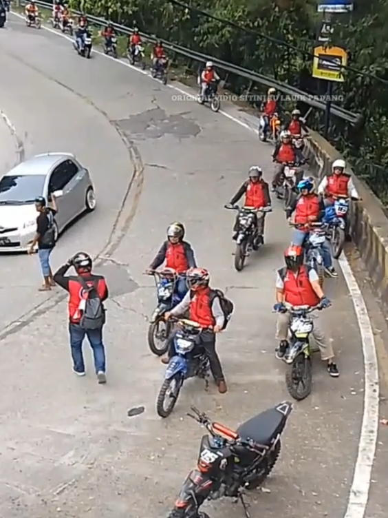 TERIMAKASIH BANYAK ABG²KU Dari RBT INDRAPURA🙏🙏Semoga pintu rezeki nya selalu terbuka Amin Amin...Kompak selalu buat  @doamande99 DAN TEMAN² #saweran #sitinjaulauik #sitinjaulauiktv #sitinjaulauikpadang @sitinjaulauikpadang 