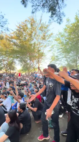 Walau pada akhirnya yg away yogya ga dapet tiket pertandingan dan gagal masuk stadion tapi tetep slow enjoy kann kita nobar aja di pinggir pantai😝 #persibbandung #bobotoh #awaydays #nobar #pantaicangkring 