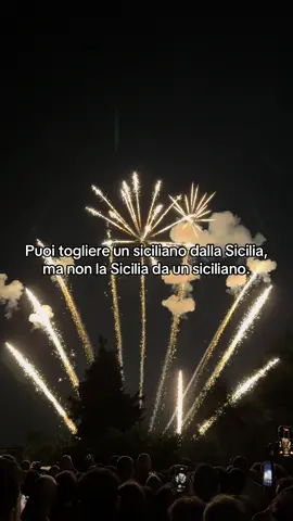 🥺 Puoi togliere un siciliano dalla Sicilia,  ma non la Sicilia da un siciliano. #sicilia #siciliamia #festeinsicilia #fuochidartificio #siciliano 