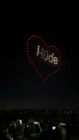 🚀✨ Premiere am Dümmer See – die erste Drohnenshow beim Dümmerbrand! ✨🚀 Gestern Abend, am 23. August 2025, haben die Besucher:innen des Dümmerbrands in Hüde etwas völlig Neues erlebt: Zum ersten Mal in der langen Geschichte des Fests wurde der Himmel nicht nur von Feuerwerk, sondern auch von einer Drohnenshow erleuchtet 🌌🔥. Rund 100 Drohnen stiegen synchron auf, programmiert von der Firma Drone Dreams und unterstützt durch die Diepholzer Kreisbahn, die sich erstmals als Sponsor engagierte. Für knapp 15 Minuten wurde der Nachthimmel zur Leinwand. Leuchtende Wellen, Sterne, Formen und Symbole schwebten über dem Dümmer, spiegelten sich im Wasser und ließen die Menge in Staunen versinken 🤩🙌. Die Atmosphäre war magisch: Überall hörte man Raunen, Jubel und Applaus, während die farbigen Lichter Muster zeichneten, die wie lebendige Kunstwerke wirkten 🎨✨. Viele hielten ihre Handys hoch, doch die meisten vergaßen das Filmen schnell – zu überwältigend war der Moment, in dem Hightech und Natur so perfekt miteinander verschmolzen. Natürlich steckt hinter dieser Show auch eine Menge Organisation. Drohnen dürfen aus Sicherheitsgründen nie über Menschenmengen fliegen, sie sind bis zu 50 km/h Wind stabil und erfordern höchste Präzision in der Programmierung ✅🌬️. Kosten können je nach Aufwand zwischen 15.000 € und 100.000 € liegen – ein klarer Beweis, dass die Veranstalter den Besucher:innen etwas ganz Besonderes schenken wollten 💡👏. Und genau das ist gelungen: Die Drohnenshow war kein Ersatz für das Feuerwerk, sondern eine ergänzende Inszenierung, die Tradition und Innovation miteinander verbunden hat. Als die letzte Formation am Himmel langsam verblasste, gab es minutenlangen Applaus – ein emotionaler Moment, der vielen Gästen Gänsehaut bescherte. 🌟💓 Mit dieser Premiere hat der Dümmerbrand gezeigt, dass er nicht nur Geschichte, sondern auch Zukunft schreibt. Technik trifft Emotion, Innovation trifft Tradition – und Hüde hat einen neuen Höhepunkt für sein Sommerfest gesetzt. Wer dabei war, wird diesen Anblick so schnell nicht vergessen. Gestern hat der Dümmer nicht nur gebrannt – er hat gestrahlt. 🚀🌌✨ #DrohnenShow #Dümmerbrand #dronevideo #Lichtkunst #hüde 