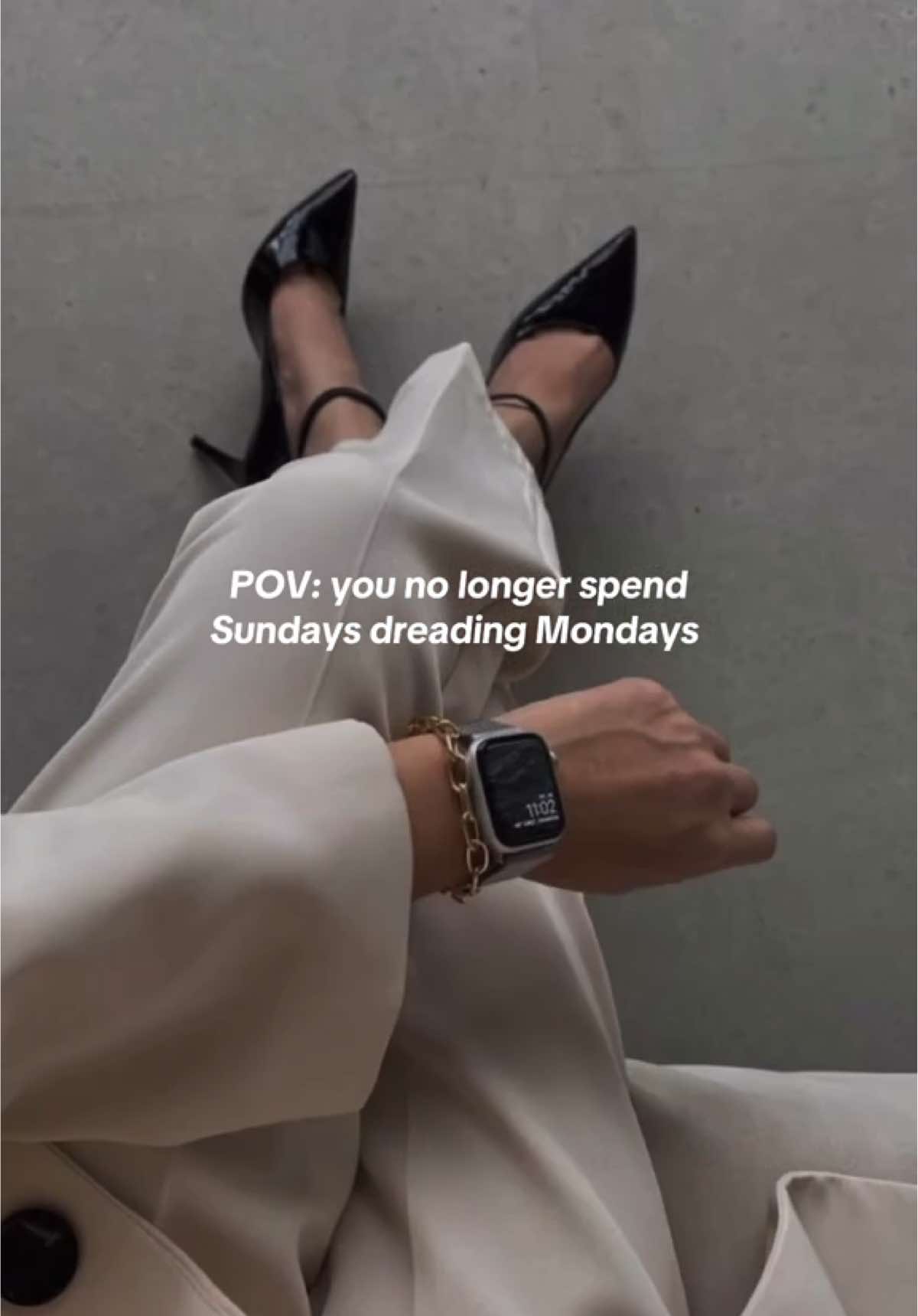 Say goodbye to that Sunday dread and make a life for yourself where you no longer have to clock in on a Monday morning 🖤 #facelessdigitalmarketing #digitalproducts #selldigitalproducts #fyp #sundayreset 