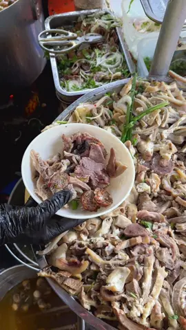 Cháo mắt bò mix nạm lòng bò thập cẩm nay được nâng cấp thêm ớt trung đoàn cay tới nóc 🌶️🔥 Vị cháo sánh mịn, ngọt thanh từ bò, thêm chút cay nồng làm bùng vị, vừa húp vừa xuýt xoa mà vẫn ghiền không dứt 🤤 Team thích ăn cay hay team mê tụ tập, kéo nhau ghé Cháo Bò 99 trải nghiệm liền. Ngồi với nhau một bàn, vừa ăn vừa hít hà, vui tới no bụng, ấm tới tận lòng 🥰 #chaobo99 #ancungtiktok #LearnOnTikTok #xuhuongtiktok #riviewanngon 