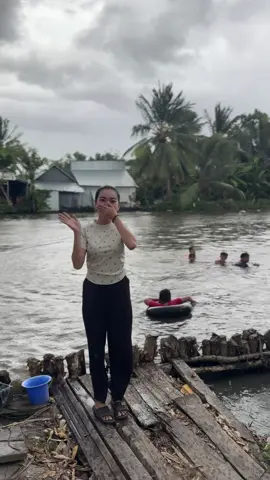 Trời mưa trời gió mà mấy đứa trong xóm rủ tắm sông 🥰❤️🌴#xuhuong 