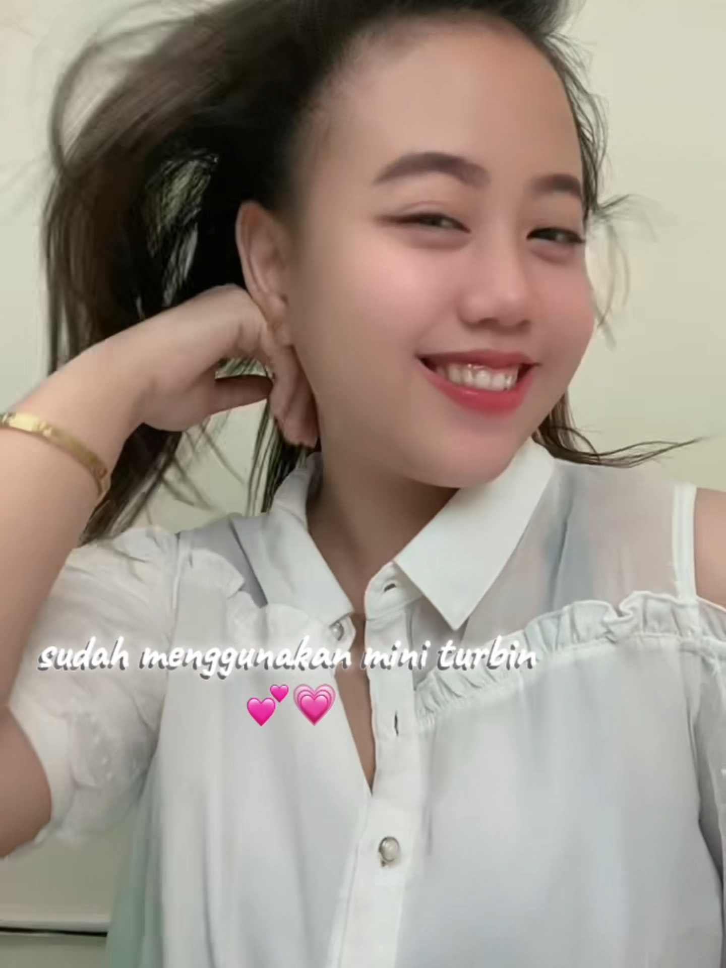 wesewesewesss terbang rambutnyaa! Angin hairdryer Dr.Flash ini sudah kenceng banget lho! perputaran mesin sudah ada di 110.000 RPM.  Btw kalau kalian checkout di live kita lagi ada promo Gajian sale lho!! #hairdryer #drflash #ionnegatif #hasilnatural #cantiktanparibet #foryoupageofficiall #foryou #fffffffffffyyyyyyyyyyypppppppppppp #rekomendasi #anginkencang #leaflesshairdryer #highspeed #hairstyle #salon #cantik #rekomendasihairdryer #getreadywithme #fypdong #salingabantu