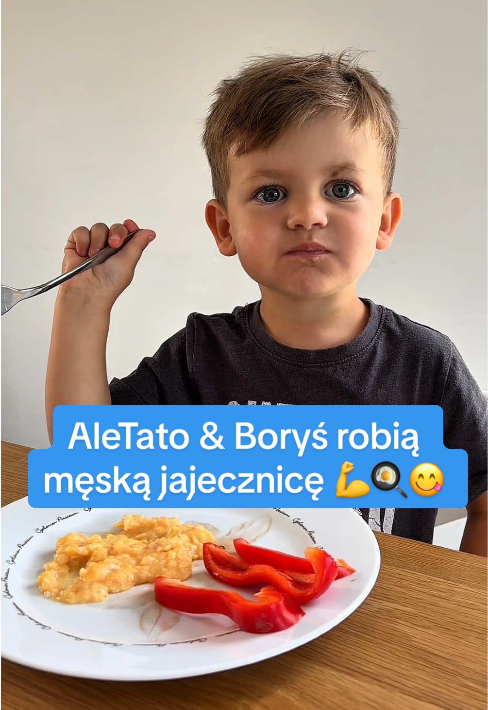 AleTato & Borys robią męską jajecznicę 💪🍳😋#Śniadanie#aletato #borysio #weekend #czaszdzieckiem 