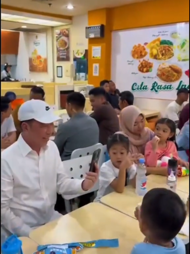 Akhir pekan selalu menjadi moment yang istimewa, ketika bisa dihabiskan bersama cucu-cucu tercinta, mulai dari bermain bersama, mendengar celoteh mereka yang penuh keceriaan, hingga tertawa lepas tanpa henti. Kehadiran mereka membuat suasana terasa lebih hidup dan penuh warna, menjadi pengingat bahwa kebahagiaan sejati sering kali hadir dari momen bersama yang sederhana. 
