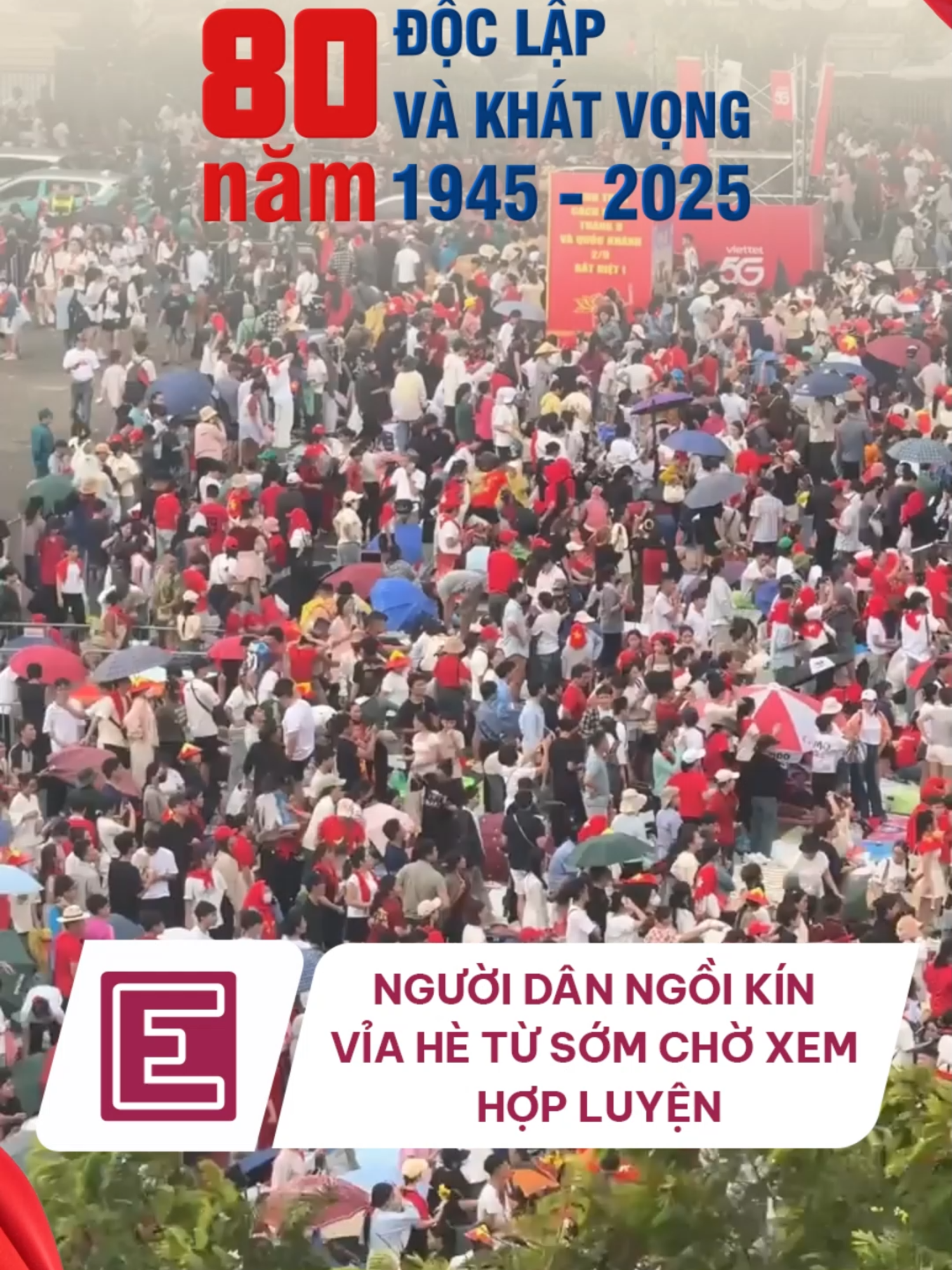 Bất chấp thời tiết không thuận lợi, người dân khắp nơi đổ về khu vực quảng trường Ba Đình đợi xem hợp luyện diễu binh trước nhiều giờ, chiều 24/8. #vnexpress #tiktoknews #vne #vnego #rangrovietnam