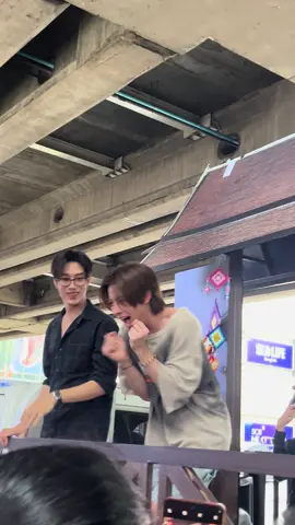 ดื้อมาก ซนมาก บักเจต พี่เติ้ลคืองงแล้วเฟิร์สเป็นไร๊😂 #KhemjiraBusking #เขมจิราต้องรอดEP3 #เฟิร์สวันวรรณกร #เฟิร์สวัน #firstone_wnk #tle_mtm #เติ้ลมติมันท์ 