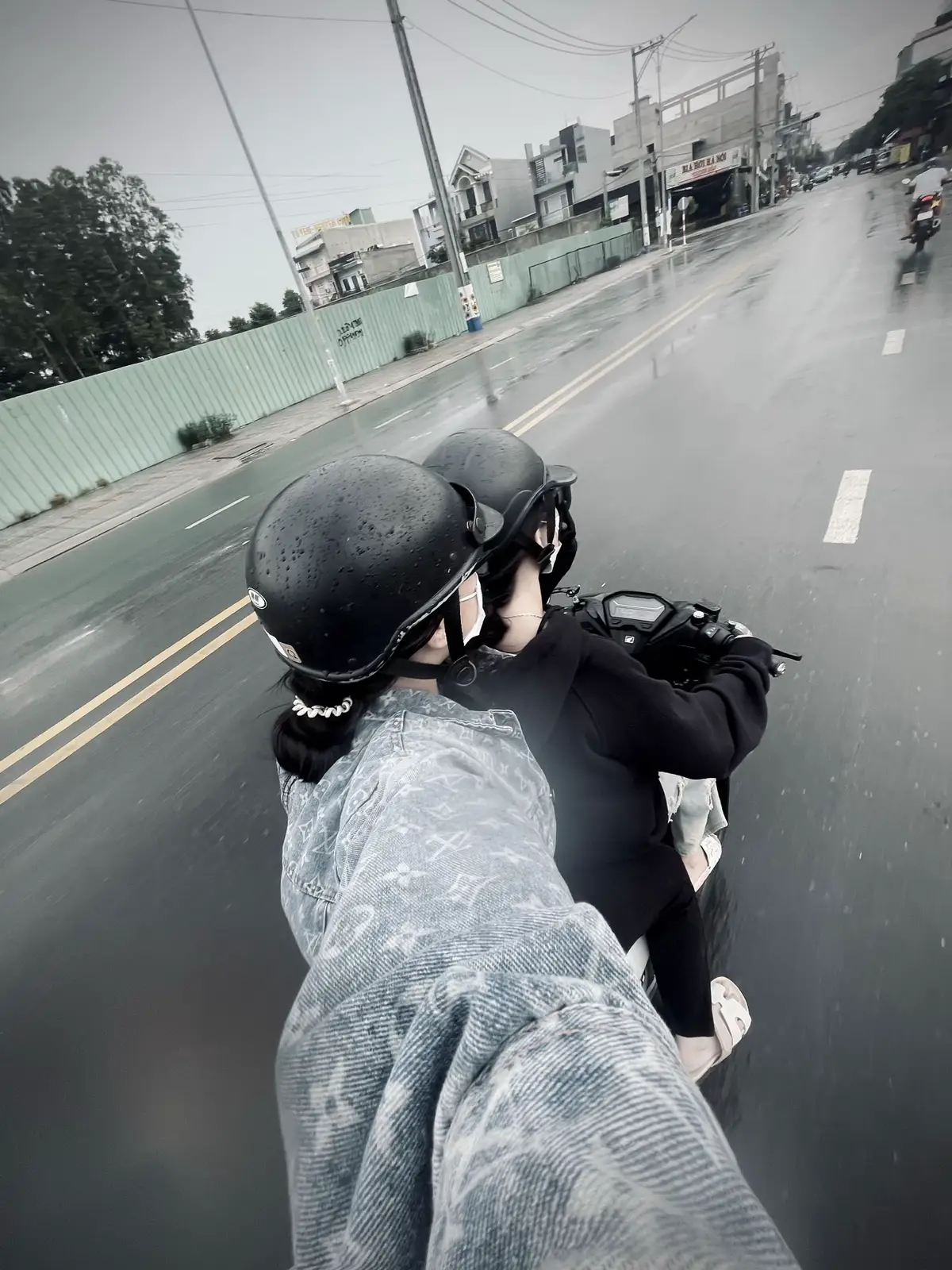 Thà bạc với nhau từ đầu còn hơn ăn chung chén cháo mà nặng lời với nhau , Trên đời này có những người ta quý họ như vàng , nhưng họ lại đối sử bạc với ta kk