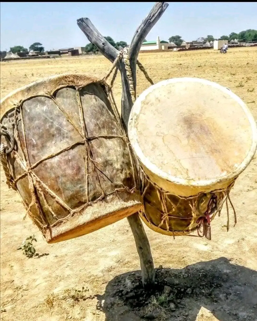 ##النقارة.🥁: تعتبر النقارة عنصر اساسي في حياة الرحل. البقارة  (العطاوة)  ولها عدة استخدامات  وهي وسيلة اتصال بين الأفراد والجماعات  بحيث كل  قبيلة  لها ايقاع معروف  أو سلم عرف (كما يسمونه ضربة النقارة )  . مثلا :شب القوز. . الله سيدي. وحدية كركر و تاي اسندو .ووحلاتي جاي وخير سدالدرب وطبق سمسم. وكثير من الضربات وكل حد من أفراد   تلك الكيان من الضرورة معرفة التفريق بين الضربات  ايضا  تضرب للفزع  (ولها ضربة معينة يسمونها خدم)  عند حدوث  أمر يتطلب. ذلك . كما  تستخدم في الافراح للرقص    ضربة الرقص لها عدة مسميات .(المجوك جاء .سكن جنقبي. والمدنقس.)وغيرها من الضربات😍🥰
