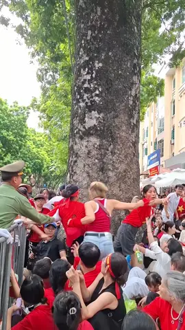 Các chiến sĩ áo xanh phải thua khối nói dối đi vs để nen vào chanh chỗ và cả nhóm ủng hộ chị tóc vàng.trong buổi chờ diễu binh hôm nay