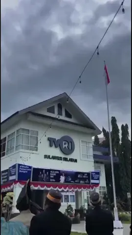 APEL HUT TVRI 63 Tahun Mengudara, Menyatukan Indonesia Lewat Budaya 🌟 Dalam semarak HUT ke-63 TVRI, karyawan dan karyawati TVRI Stasiun Sulsel tampil anggun dan gagah mengenakan pakaian adat dari berbagai penjuru nusantara.