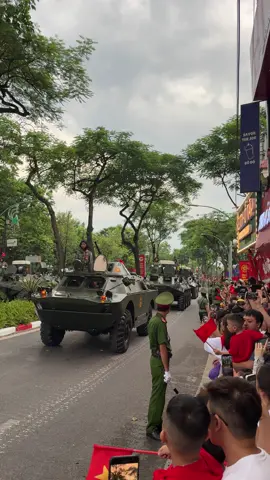 Tuyệt vời quá mọi người ơi, đoàn xe tăng đang tiến vào thủ đô để phục vụ kỷ niệm A80 rồi bạn ơi #quockhanh #a80 #hanoi #vietnam #tranluongnguyen 