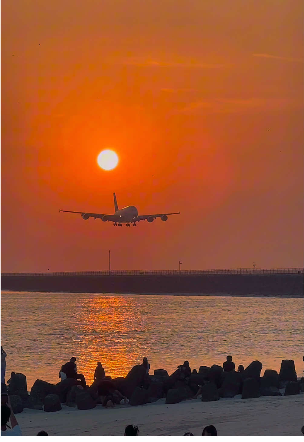 Here’s a Nice A380 landing.🇮🇩🛬 #bali #emirates #kelanbeach #fyp #viral 