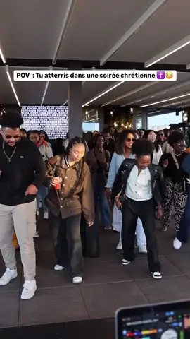 RDV CE DIMANCHE 31 AOÛT le lien de la Billetterie est en Bio sur notre profil Instagram :) Et si ton dimanche après l’église ressemblait à ça ? 🎶 Nos meilleurs DJ te balancent leurs meilleurs remixes des sons chrétiens du moment pendant que tu profites du coucher de soleil sur un rooftop climatisé. 🏓 Tu défies tes potes au ping-pong pendant que d’autres lancent une partie de jeux de société. 💈💇🏾 Tu vas te refaire les contours au corner Barber💯 (on sait que t’en as besoin😌). 🛍️ Tu découvres le meilleur des marques chrétiennes présenté par @agaplace 🎙️👥 En passant tu te poses et participe à nos talks et atelier. 🔥 Un showcase de commence en plain air avec une vue sur la ville ! 🍹🌮Petit cocktail à la main + le meilleur de la Street Food, entouré de tes potes, dans une ambiance estivale Urban Chic & détendue. Cette fois-ci, c’est à toi d’être sur les photos. 📸 💥 Ne perds pas de temps ! Après ça augmente ! 📍 Seven Rooftop - Espace Grand Paris ⏰ 18h - 00h 🎟️ Réserve ta place maintenant avant que ça augmente ! 👉 Lien de la Billetterie en Bio Tag tes potes avec qui tu vas pull up 🚀 —— Photo/Video📸 @jerrypicsart