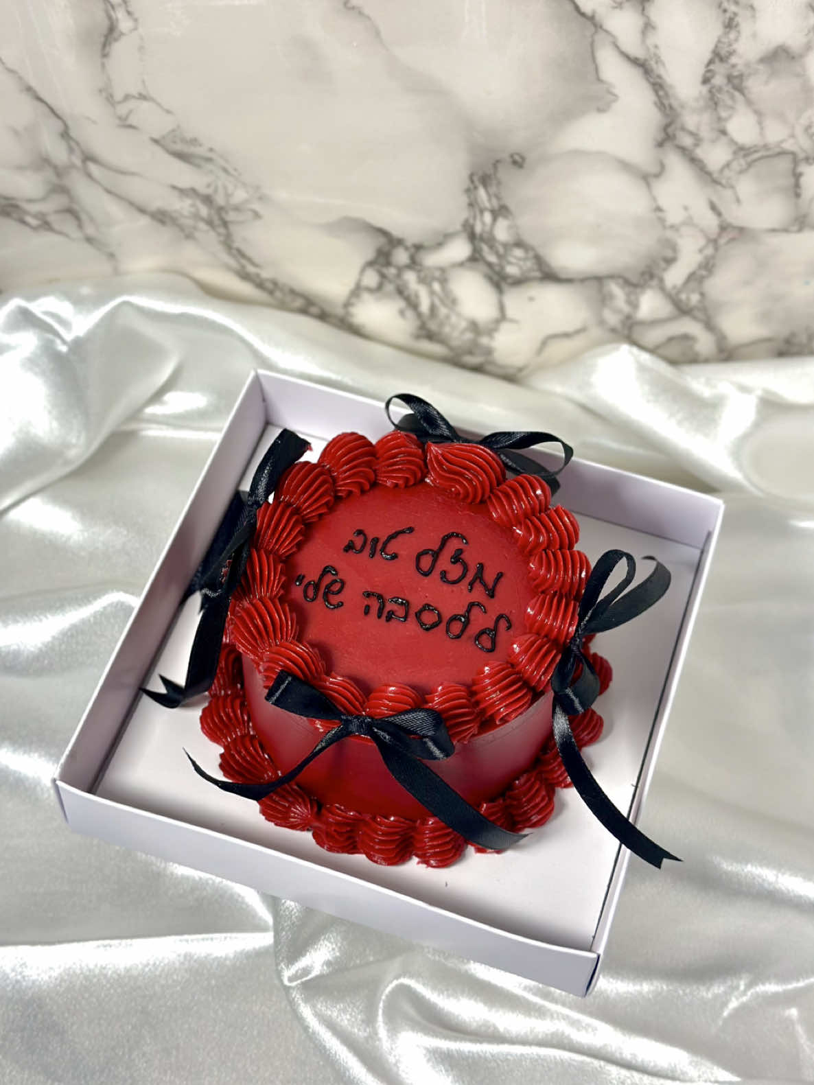 את יודעת על מי אני מדברת, תייגי אותה בתגובות 🥳🤣 #בנטו #bentocake #bentocake #redcake #עוגהמעוצבת 