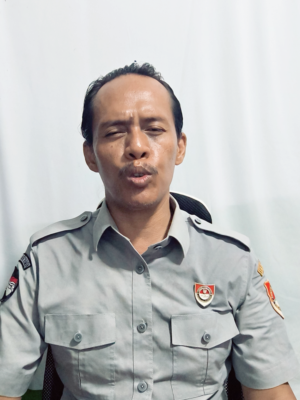 Pelatihan 2 hari : *AGEN SABOTASE DI MASA PERANG* *Dasar Pemikiran* Ketegangan kawasan yang terjadi di beberapa wilayah semakin mengkhawatirkan. Para ahli telah menyampaikan pandangan jika situasi semakin meningkat, maka  kemungkinan munculnya Perang Dunia (PD) III bisa terjadi. Oleh karena itu, meski tidak berharap PD III terjadi, namun kewaspadaan dan kesiapsiagaan nasional tidak boleh lengah. Setiap sumber daya bangsa bisa jadi potensi pertahanan semesta. Mereka perlu diasah dan dilatih dengan berbagai keterampilan guna mendukung penguatan strategi dan taktik pertahanan, termasuk didalamnya pelatihan ini. Agen Sabotase di masa perang adalah bagian penting dari operasi sipil terlatih guna mendukung pemerintahan, terutama militer di masa perang jika terjadi PD III. Sifatnya memang rahasia dengan tujuan untuk melemahkan musuh.   *Tujuan Pelatihan* Menyiapkan SDM yang handal sebagai agen sabotase bilamana terjadi peperangan guna mempertahankan NKRI dari segala ancaman militer yang berasal dari manapun. *Subjek Pembahasan* 1. Pelatihan Keterampilan Teknis - Tujuan Operasi untuk menghancurkan infrastruktur atau logistik musuh - Peledakan dan demolisi: Menggunakan bahan peledak untuk menghancurkan jembatan, rel kereta api, atau gudang logistik - Sabotase senjata :  Menyabotase senjata atau kendaraan agar tampak seperti kerusakan alami. - Penggunaan bahan kimia: Merusak bahan bakar, pelumas, atau persediaan makanan. 2. Pelatihan Pengintaian dan Penyusupan - Metode berbaur dengan penduduk lokal (menguasai bahasa dan budaya setempat). - Menghindari deteksi oleh musuh - Membuat dan menggunakan identitas palsu. - Mengumpulkan intelijen sambil tetap tak terdeteksi. 3. Pelatihan Psikologis dan Ideologis - Agen sabotase sering dilatih secara mental agar mampu bertindak di bawah tekanan ekstrem - Menghadapi interogasi dan siksaan tanpa membocorkan informasi. - Menumbuhkan loyalitas terhadap misi dan tujuan. - Kemampuan untuk tetap tenang, rasional, dan tidak mencolok di situasi penuh bahaya. 4. Bela Diri dan Pertempuran Senyap - Teknik bertarung tangan kosong dan penggunaan senjata tajam atau kecil. - Cara membunuh atau melumpuhkan musuh secara cepat dan senyap. - Teknik meloloskan diri atau membunuh saat ditangkap. 5. Navigasi dan Survival - Teknik Navigasi tanpa peta atau kompas. - Bertahan hidup di alam liar jika terjebak di belakang garis musuh. - Menghindari patroli, mencari makanan, dan tetap hidup sampai evakuasi. 6. Opetasi SOE dan OSS - SOE (Special Operations Executive) dari Inggris dan OSS (Office of Strategic Services) dari AS (cikal bakal CIA) secara aktif melatih agen sabotase selama Perang Dunia II. - Mengirim agen ke wilayah pendudukan untuk bekerja sama dengan kelompok perlawanan lokal. *Informasi lebih lanjut bisa menghubungi :* - Pak Tata : 0815 7897 7777 - Ibu Ines : 0813 2498 5928 - Pak Anan : 0822 1982 1388 #pelatihan #agen #sabotase #fyp #fbnri 