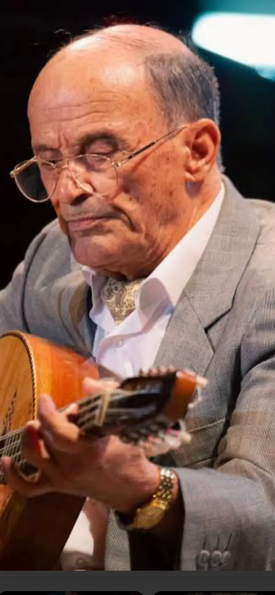 🎶 Kamel Bourdib est une figure contemporaine du chaâbi algérien, reconnu pour sa voix chaleureuse, son attachement aux racines musicales d’Alger, et sa capacité à faire vibrer les publics dans les soirées populaires comme sur les grandes scènes.