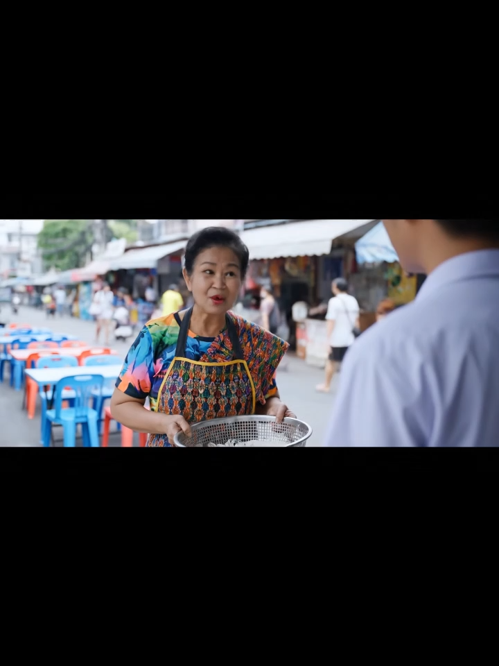 เส้นใหญ่!! . . #ยายเหนพอได้หัว #ยายแย้ม  #คำคม  #คนไทยเป็นคนตลก #คลิปตลกฮาๆ #เทรนด์วันนี้ #คลิปกวนๆ #aiสร้างวิดีโอ #ตลก #ai #veo3 #veo #ตลก #มุกตลก #ai