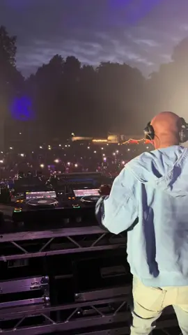 Kabza’s exclusive version of Abantwana Bakho… 😭 just when you think the song can’t get any better ❤️‍🔥 #kabzadesmall #kabza #scorpionkings #londonevents #pianointhepark 
