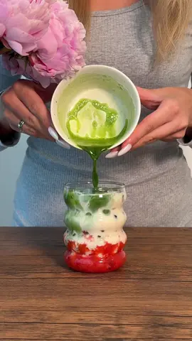 Matcha mornings hit different with @AVANTCHA Tea 🍵🍓 Who’s joining me? 💛 #matcha #asmr #mukbang #dubaifoodies 