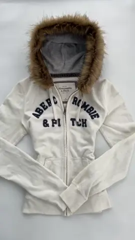2000s fur zip up available on Paradise lost💋 #hollister #abercrombie #myanmar #2000s 