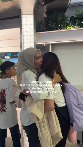 airport goodbyes are the hardest🥺 #fypシ゚ #ausbildung #livingabroad #livingingermany #airportgoodbye 