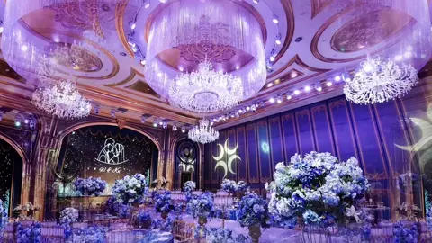 Wow, what a beautiful wedding hall. I can't believe what kind of experience it is to hold a wedding here. Do you like it?✨✨✨💕#wedding #weddingvibes #weddingtiktok #weddingplanner #weddinginspo #wedding2025 #fyp 