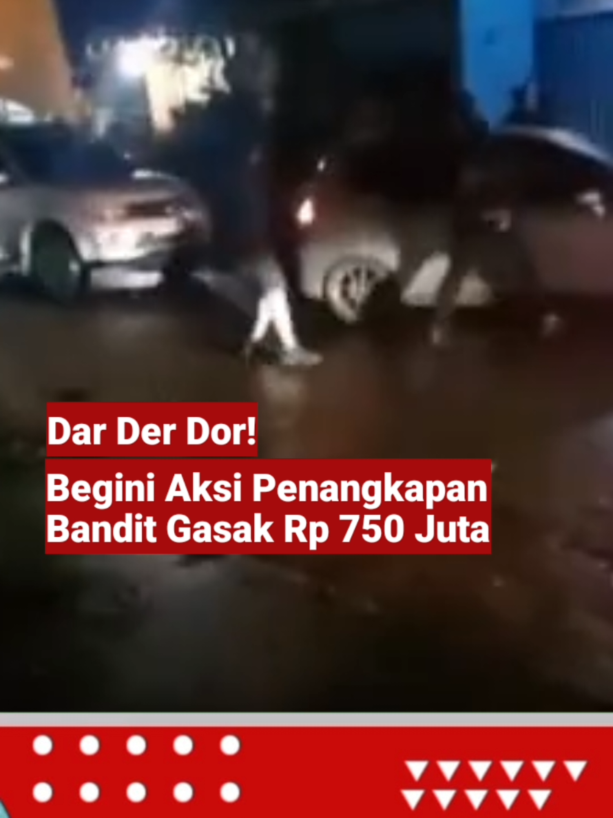 Awalnya, seorang nasabah bank di Sarolangun, Jambi, baru saja menarik uang tunai Rp 750 JUTA. Tapi, uang itu raib digasak dua bandit kejam, MS (43) dan HA (47). Modusnya: mereka membobol mobil korban yang sedang terparkir. Dalam sekejap, uang ratusan juta lenyap! Polisi langsung bergerak cepat. Tim gabungan Polda Jambi dan Polres Rejang Lebong memburu para pelaku. Hingga akhirnya, penangkapan dramatis terjadi di wilayah Curup, Bengkulu. Pelaku MS berhasil diamankan saat sedang dalam perjalanan pulang ke rumahnya di Desa Babakan Baru. Kini, keduanya sudah meringkuk di sel tahanan Polres Sarolangun. Polisi memastikan kasus ini masih terus dikembangkan untuk mengungkap jaringan pencuri spesialis nasabah bank. Hati-hati saat bawa uang tunai besar dari bank, kejahatan bisa mengintai kapan saja! #JambiUpdate #BanditRp750Juta #Polisi  #Sarolangun #Curup 