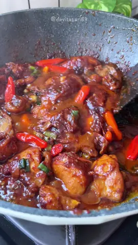 Hari ini aku bikin Ayam kecap santan yg rasanya enak dan maknyuss banget.. walaupun tanpa gula merah,tapi ayam kecap nya tetap medok dan nikmat banget.. - #ayamkecapsantan #serunyaditiktok 