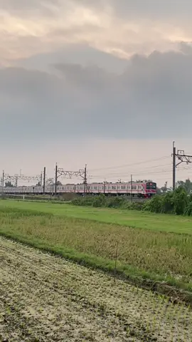 Commuter Line Jabodetabek nyasar di Jogja Solo 😭 Aura UMR Jakarta berasa banget #keretaapiindonesia #railfansindonesia #train #commuterline 
