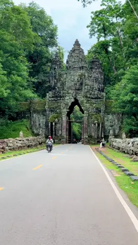 កូនអ្នកសៀមរាបជះលុយមួយម៉ឺនរៀល ចាក់សាំងជិះដើរលេងថ្ងៃចុងសប្តាហ៍😁🍃 #siemreap #cambodia #angkor #angkor_wat_of_cambodia_🇰🇭♥ #fyp 