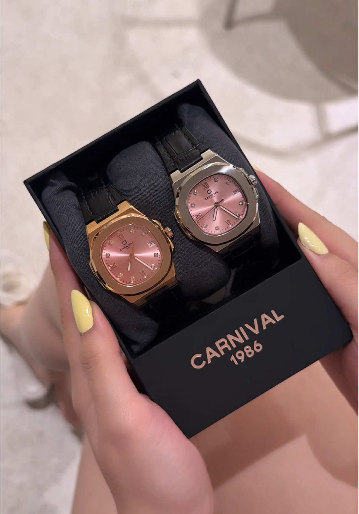 💕Yah ce teambanhbeo hông thể bỏ qua em #Carnival 8160 mặt hồng dây da này ạ. Ẻm có 2 viền silver - rosegold lên tay hông xinh hông lấy xiền ạ😍 #carnival8160l #donghonu #dongho #donghodoi 