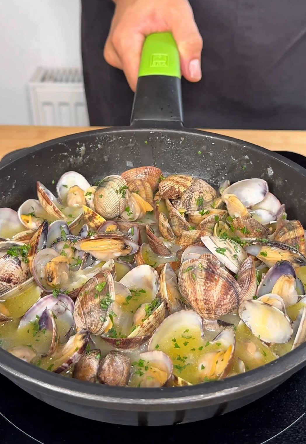 🌿🐚 ALMEJAS EN SALSA VERDE, un clásico gallego irresistible 🤤✨ Un plato marinero que combina la frescura de las almejas con una salsa verde llena de sabor. ¡Perfecto para mojar pan y disfrutar con un buen vino albariño! 🍷 ♥️💾 GUÁRDATE esta receta y SÍGUEME 👇🏻👇🏻👇🏻👇🏻 @chefmspin.recetas ✅ ➖ALMEJAS EN SALSA VERDE➖ 📝INGREDIENTES: 🔸 Almejas – 1 kg 🔸 Vino blanco – 100 ml 🔸 Cebolla – 80 gr 🔸 Ajo – 15 gr 🔸 Harina – 50 gr 🔸 Guindilla – 2 ud 🔸 Aceite de oliva – 30 ml 🔸 Perejil fresco 🔸 Sal 🔥ELABORACIÓN: ▪️1. Lava bien las almejas y déjalas en agua con sal para que suelten la arena. ▪️2. En una sartén, añade el aceite y sofríe el ajo laminado con la guindilla. ▪️3. Incorpora la cebolla picada y deja pochar a fuego suave. ▪️4. Añade la harina, mezcla y cocina unos minutos para quitar el sabor a crudo. ▪️5. Agrega las almejas y el vino blanco, tapa y cocina 2 minutos hasta que se abran. ▪️6. Espolvorea perejil fresco, remueve y sirve bien caliente. 🔍TIPS: 🔹 Añade una hoja de laurel para intensificar el sabor. 🔹 Si quieres una salsa más ligera, sustituye parte del vino por caldo de pescado. 🔹 El albariño de Cambados es el mejor acompañante para este plato. ♦️INGREDIENTES PARA CUATRO PERSONAS♦️ ©️Chef MSPín 🚀 ➖➖➖➖➖➖➖➖➖➖➖ #almejas #salsaverde #albariño #riasbaixas #recetascaseras #recetasfaciles #recetadeldia #cocinagallega #galicia 
