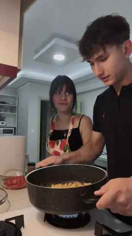 Şahsi oğlanla aspiratör ışığında yemek yapmak ✓ @Hazxr🕷️ #couple #Love #keşfet #öneçıkar #happy 