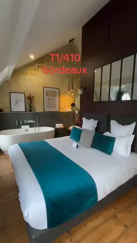Studio de 38 m² situé à bordeaux. Idéal pour accueillir 2 personnes à seulement 7 minutes à pied du métro. La porte d’entrée de ce studio cosy de 38m² s’ouvre sur un espace lumineux. La salle de bain est dotée d'un lavabo, d'un miroir, d'une douche, ainsi que des toilettes loyer mensuel 410€