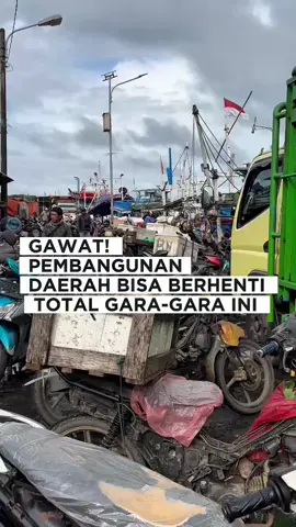 ​Pemerintah pusat berencana memotong dana Transfer ke Daerah (TKD) dari Rp919 triliun menjadi Rp650 triliun pada draf APBN 2026.  Pemotongan ini signifikan dan berdampak langsung pada keuangan daerah, karena banyak pemerintah daerah sangat bergantung pada dana TKD untuk membiayai operasional dan pembangunan. Apa sih ​Konsekuensi nya untuk Daerah Potensi konsekuensi yang dapat terjadi akibat pemotongan anggaran ini adalah: 1. ​Pemerintah daerah mencari sumber pendapatan baru: Untuk menutupi kekurangan dana, pemerintah daerah akan dipaksa mencari cara lain untuk meningkatkan pendapatan. 2. ​Kenaikan pajak dan retribusi daerah:  Salah satu solusi yang diusulkan adalah menaikkan pajak dan retribusi lokal, seperti pajak properti/PBB, pajak restoran/perhotelan, pajak hiburan, dan atau pajak lainnya yg menjadi kewenangan daerah.  3. ​Penghentian proyek pembangunan dan infrastruktur: Jika pemerintah daerah tidak berhasil menaikkan pendapatan, proyek-proyek pembangunan dan infrastruktur di daerah berpotensi terhenti, yang bisa menghambat pertumbuhan dan kemajuan wilayah. 4. ​Beban tambahan bagi masyarakat: Kenaikan pajak dan retribusi akan menambah beban finansial bagi masyarakat di daerah tersebut.