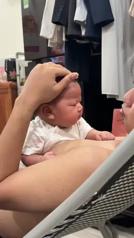 Thằng bé trộm vía da đen mà còn hay quạo nữa... có con mom nào giống con em không? Lúc bầu mẹ cười như điên mà đẻ ra cái mặt chả cọc mà ai cũng quở hết trơn 🤣🤣🤣 #giadinhzotri 