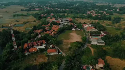 “Sejarah tidak hanya tercatat di buku, tapi hidup dalam ingatan masyarakat. Desa Cilangkara adalah buktinya. Dari asal-usulnya sebagai bagian dari Cicau, hingga berdiri mandiri pada tahun 1980-an, desa ini menyimpan kisah tentang kebersamaan, perjuangan, dan budaya yang terus dijaga. Inilah dokumenter singkat tentang Desa Cilangkara, Bekasi. 💚”  #Cilangkara #dokumenterdesa #sejarah  #kknupb2025  #fyp 