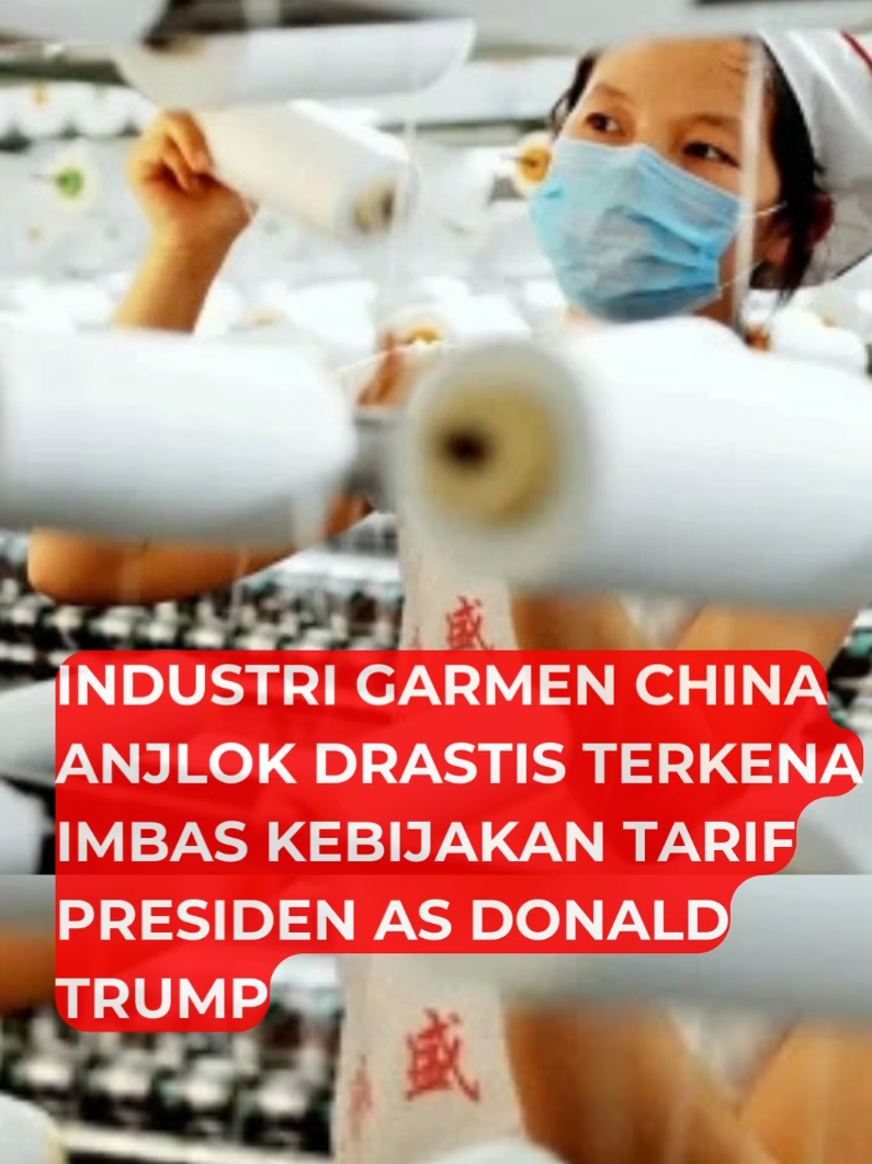 Industri Garmen China Anjlok Drastis Terkena Imbas Kebijakan Tarif Presiden AS Donald Trump  Sektor tekstil dan fesyen China terpukul akibat ketidakpastian dan gangguan yang ditimbulkan tarif impor Amerika Serikat (AS), yang menyebabkan penutupan pabrik, hilangnya lapangan kerja, serta penurunan ekspor. Banyak pabrik garmen memangkas karyawan, memperpendek jam kerja, dan beralih ke tenaga kerja sementara demi bertahan dari tekanan finansial.  “Seluruh industri sedang kesulitan, dan sekarang ada tarif tinggi pada barang-barang China karena perang dagang. Banyak klien asing mengurangi pesanan dari China,” kata Qiu, seorang buruh dari Desa Panyu di Guangzhou.  Pada Mei 2025, nilaiekspor pakaian China ke AS jatuh ke level terendah dalam 22 tahun terakhir, seiring para pengecer Amerika beralih ke Vietnam, Bangladesh, India, dan negara lain.  “Penurunan tajam impor pakaian dari China ke AS pada Mei 2025 jelas bukan hal yang alami,” kata Sheng Lu, profesor studi fesyen dan apparel di University of Delaware, dikutip dari Times of Oman, Sabtu (23/8/2025). Guangzhou, pusat industri fesyen cepat dunia yang mempekerjakan jutaan orang, ikut terdampak. Peritel ultra-fast fashion Shein yang berbasis di kota itu kehilangan lebih dari 50 persen pesanan sejak isu tarif muncul. “Dampaknya sangat nyata. Tarif bukan sesuatu yang akan berakhir dalam waktu dekat, dan kami tidak tahu apa yang akan terjadi selanjutnya,” ucap Sheng. Sumber:SindoNews.com  Kebijakan Tarif Presiden AS Donald Trump runtuhkan industri Garmen China. Ekspor pakaian China ke AS anjlok drastis. Foto/China Daily/Wang Junwei  #china #as #trump #fyp 
