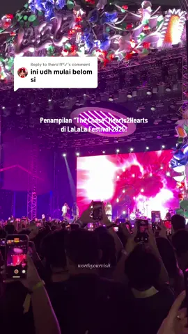 Replying to @!hero'ff°✓ Penampilan Hearts2Hearts pertama kali di Festival langsung dibuka sama lagu The Chase. Seruuuu banget! #hearts2hearts #lalalafestival2025 