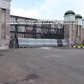 Kondisi terkini di depan Gedung DPR jelang demo besok #dpr #dewanperwakilanrakyat #demo #fyp #viral 🎥; eonwalk 