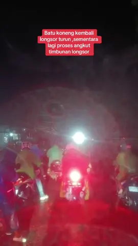 Batu koneng kembali timbunan longsor turun ,sementara dong angkat timbunan #langsorbatukoneng #ambonhhujan #kotaambon